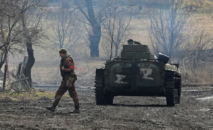 Các nước phương Tây đang phân bổ kinh phí để lấp đầy “khoảng trống” trong Quân đội Ukraine, cho phép chính phủ ông Zelensky có đủ kinh phí để chi trả cho lính đánh thuê. Ảnh: Reuters.