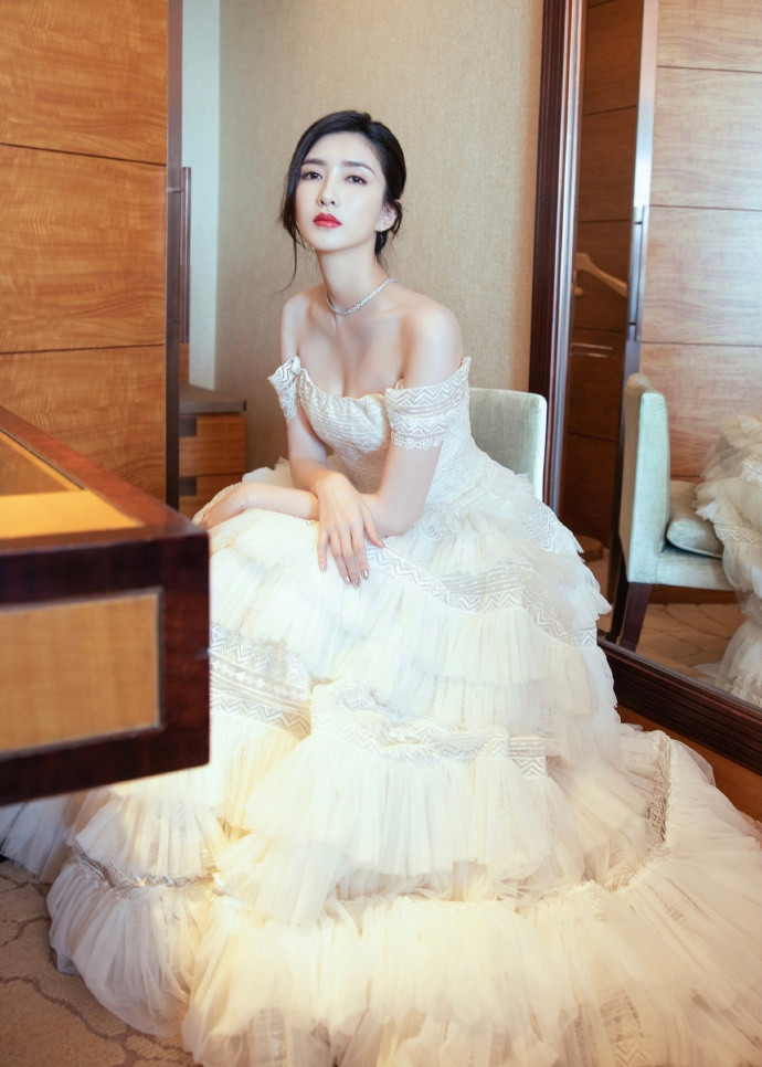 Giang Sơ Ảnh với chiếc đầm bồng bềnh khoe bờ vai mình hạc sương mai.
