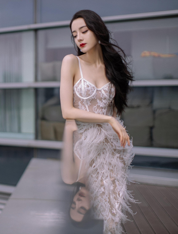 Mỹ nhân Hoa ngữ Địch Lệ Nhiệt Ba xuất hiện trong sự kiện sinh nhật 10 năm của Tencent - "Thập Quang Thịnh Điển".