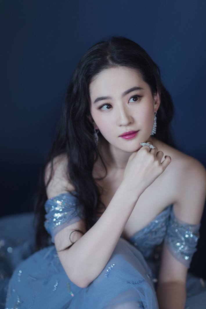 Lưu Diệc Phi chọn một chiếc váy màu xanh kiêu sa trong sự kiện kỷ niệm 10 năm của Tencent.