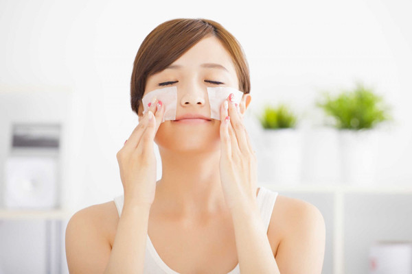 Loại bỏ dầu, chất tiết trên bề mặt da. Tuy nhiên cần hạn chế sử dụng tẩy tế bào chết và chất làm se da. Chất tẩy tế bào chết và chất làm se da sẽ kích thích quá mức lớp biểu bì, đồng thời kích thích tuyến bã nhờn tiết ra nhiều, khiến da trở nên tồi tệ hơn.
