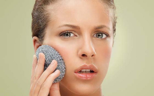 Chú ý chăm sóc da và chọn các sản phẩm có chứa thành phần loại bỏ mụn. Sau khi làm sạch da, cần thoa các sản phẩm dưỡng ẩm có kết cấu tươi mát. Bạn cũng có thể chọn những loại có chứa các thành phần loại bỏ mụn như axit trái cây và axit salicylic. Nồng độ axit salicylic tốt nhất là dưới 2%. Sau khi thoa kem dưỡng ẩm, bạn nên mặc đồ ngủ mềm và thoáng khí để giảm ma sát trên da lưng .