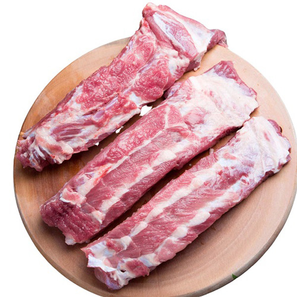 Để chọn được miếng sườn đạt chuẩn, chị em nên chọn loại có xương nhỏ dẹt. Loại sườn này thường nhiều thịt, ít xương và dễ ăn. Dù vậy, không nên chọn sườn có kích thước quá nhỏ bởi nếu cọng sườn nhỏ có thể nó được lấy ra từ những chú lợn nhỏ, chưa đủ tuổi trưởng thành nên chưa đạt đỉnh dinh dưỡng.