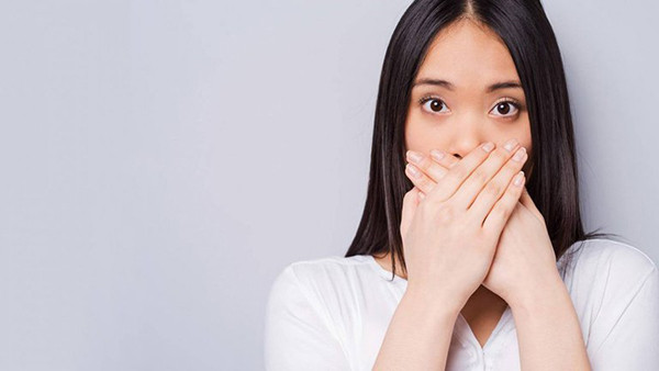 Khi gan bị tổn thương, quá trình chuyển hóa amoniac và nito bị cản trở. Khiến chúng tích tụ trong cơ thể, không đào thải kịp. Những chất này sau đó sẽ theo khoang miệng phát tán ra ngoài, khiến hơi thở bệnh nhân có mùi hoa quả thối hoặc trứng thối.