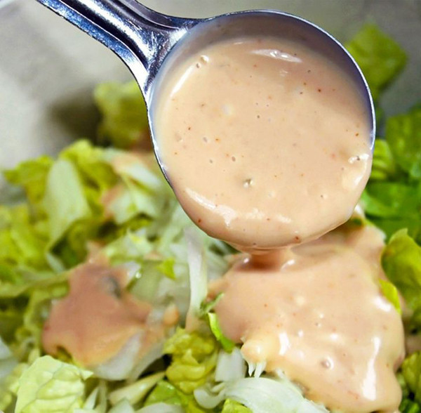 Sốt salad ít béo. Tương tự sữa chua, sốt salad ít béo tiềm ẩn lượng lớn đường không có lợi cho sức khỏe. Để phục vụ nhu cầu ăn uống không gây hại, nên tự làm nước sốt trộn salad. Bạn có thể tham khảo công thức 4 thành phần gồm dầu ô liu, giấm, muối và hạt tiêu.