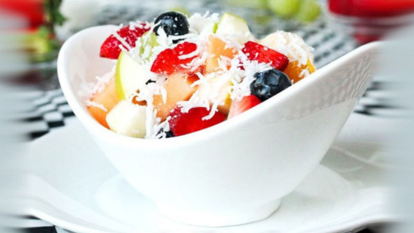 Thời điểm ăn salad cũng rất quan trọng. Việc ăn các loại salad chứa nhiều rau củ quả vào buổi tối có thể gây áp lực nặng lên hệ tiêu hóa. Đặc biệt, khi thực phẩm khó tiêu lưu trữ trong cơ thể quá lâu sẽ chuyển đổi thành mỡ dư thừa, dần dần tích tụ ở vùng bụng, gây béo bụng, đầy hơi...