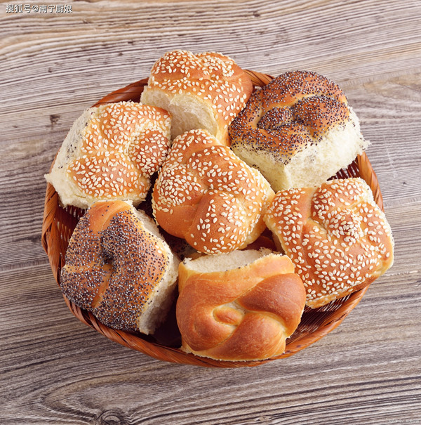 Bánh mì ngọt. Bánh mì ngọt được nhiều người lựa chọn trong các bữa sáng nhờ sự tiện dụng, ngon miệng. Tuy nhiên, lượng đường trong bánh mì ngọt rất lớn, có thể gây tăng cân nếu ăn nhiều.