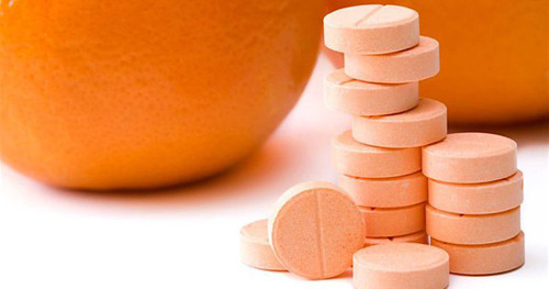 Không chỉ vitamin C, nghiên cứu còn phát hiện cơ thể người có giá trị dung nạp tối đa với tất cả các loại vitamin cần thiết. Việc bổ sung tùy ý không chỉ gây lãng phí mà còn dẫn đến mất cân bằng tỷ lệ tổng thể, không tốt cho cơ thể. (Ảnh minh họa)