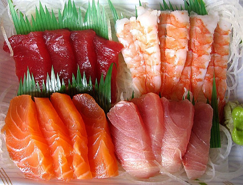 Duy trì chế độ ăn không hợp vệ sinh. Ngoài vấn đề chất lượng, vấn đề vệ sinh thực phẩm cũng cần được chú trọng. Cụ thể, bạn không nên uống nước lã, dùng thực phẩm sống. Tiêu thụ thực phẩm và đồ uống không hợp vệ sinh có thể khiến các mầm bệnh, vi khuẩn Helicobacter pylori thâm nhập vào cơ thể, tăng nguy cơ gây viêm dạ dày.