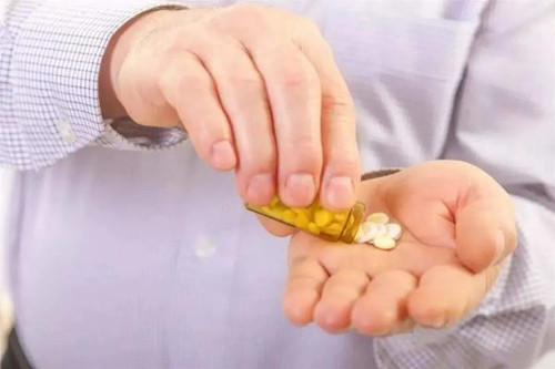 Uống thuốc có tính kích thích. Nhiều người sau khi uống thuốc sẽ cảm thấy khó chịu đường tiêu hóa. Điều này có thể do thuốc kích thích. Thực tế, Aspirin, ibuprofen... đều là những loại thuốc có thể gây kích ứng dạ dày.