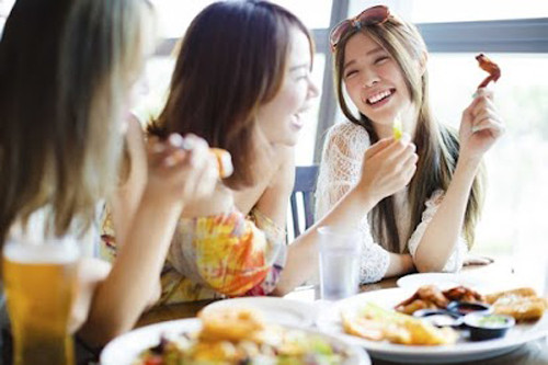 Hơn nữa, nói chuyện khi ăn còn khiến bạn nuốt nhiều khí dẫn đến khó tiêu, điều chỉnh tốc độ nhai và nuốt thức ăn. Ăn đồ nóng, ăn nhanh có thể gây bỏng khoang miệng và niêm mạc thực quản.