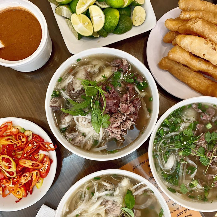 Phở 10 Lý Quốc Sư. Phở 10 Lý Quốc Sư có địa chỉ số 10 Lý Quốc Sư, Hoàng Minh Giám, Thanh Xuân. Lọt vào top những quán phở ngon, Phở 10 Lý Quốc Sư có mặt trên nhiều trang đánh giá ẩm thực nước ngoài. (Ảnh: Nomnomyvr)