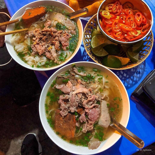 Phở Gánh Hàng Chiếu. Phở Gánh là địa chỉ ăn đêm quen thuộc của người dân và du khách tại khu Phố Cổ. Đúng như tên gọi, Phở Gánh được mở ra gần 30 năm về trước, chỉ từ một đôi quang gánh đơn giản. Hiện thay vì gánh phở vỉa hè, quán đã di chuyển vào cửa hàng gần đó. (Ảnh: Nymmm)