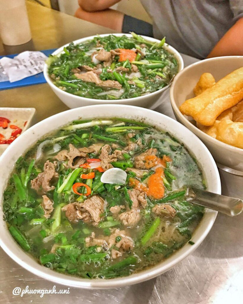 Phở Thìn Lò Đúc . Phở Thìn Lò Đúc là quán phở lâu năm, thường bị nhầm lẫn với thương hiệu Phở Thìn Bờ Hồ song hương vị món ăn có sự khác biệt. Được biết, Phở Thìn Lò Đúc bắt đầu mở năm 1979, do ông Nguyễn Trọng Thìn gây dựng từ một hàng phở nhỏ. Nhờ hương vị đặc biệt, hàng phở ngày càng nổi tiếng, được thực khách trong và ngoài nước đánh giá cao. Được biết, Phở Thìn Lò Đúc có cơ sở trong nước và nước ngoài. (Ảnh: Phuonganh.uni)