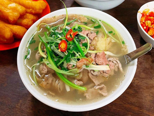 Phở Bát Đàn. Phở Bát Đàn cũng là một trong những quán phở lâu năm tại Hà Nội. Quán mở tại số 49 Bát Đàn, Hoàn Kiếm. Quán phở có tuổi đời cả thế kỷ luôn khiến thực khách hài lòng bởi nước dùng thanh ngọt, bánh phở dai mềm, thịt bò tươi ngon hòa quyện với các gia vị bí truyền. Không chỉ nổi tiếng ở Việt Nam, Phở Bát Đàn còn được nhiều kênh ẩm thực của Hàn Quốc, Nhật, Anh... hết lời khen ngợi. (Ảnh: The.mini.cindy)