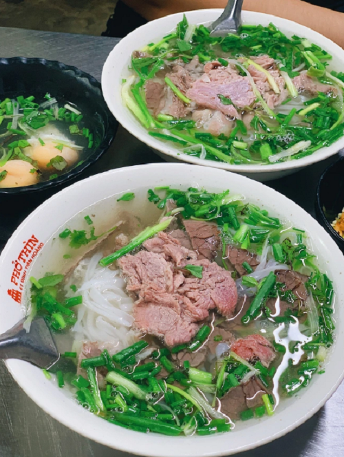Phở Thìn Bờ Hồ. Phở Thìn Bờ Hồ được mở từ năm 1954, do ông Bùi Chí Thìn (1928-2001) làm chủ. Phở Thìn Bờ Hồ được lòng du khách nhờ bởi hương vị truyền thống, nước dùng trong, thanh ngọt, thịt bò mềm, ngấm gia vị. Quán phục vụ thực đơn đa dạng với các món như phở tái, nạm, gầu...để thực khách đổi món, trải nghiệm nhiều hương vị khác nhau. (Ảnh: Kenh14)