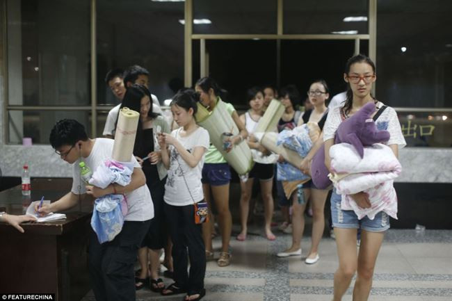 Hội trường của đại học Central China Normal là một trong những tòa nhà có máy lạnh. Ban lãnh đạo nhà trường đã chuyển đổi tòa nhà này thành ký túc xá tạm thời phục vụ những sinh viên đến ngủ nhờ.