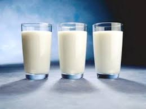 Sữa. Cho dù là sữa đơn thuần hay các sản phẩm làm từ sữa đều có nguồn protein rất tốt. 1 cốc sữa tiệt trùng chứa 8gr protein, 1 cốc đậu nành chứa 6gr, 1 cốc sữa hạnh nhân chứa 1gr và 1 cốc sữa gạo chứa 1 gr protein.