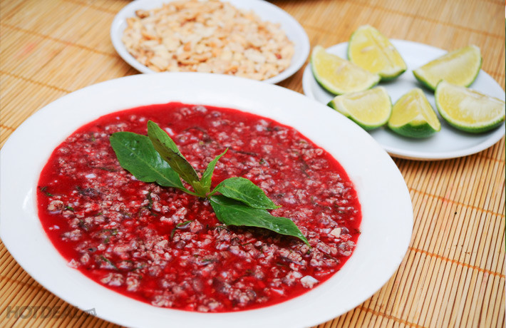 Tiết canh. Tiết canh là món ăn sống cùng với các loại thịt, xương các loại vi khuẩn, ký sinh trùng có trong con vật vẫn còn tồn tại. Nếu ăn phải tiết canh của lợn đang mắc bệnh thì nguồn máu của nó sẽ chứa vi trùng, vi khuẩn gây bệnh. Người ăn phải tiết canh từ con vật này sẽ có nguy cơ nhiễm các bệnh như liên cầu lợn, nhiễm giun sán, bệnh đường tiêu hóa, viêm não mô cầu, trường hợp nặng có thể gây tử vong. Ảnh: Cooky.vn