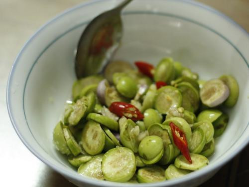 Cà sống. Ăn cà pháo sống chấm mắm tôm, mắm ruốc, giòn tan, là món ăn vô cùng hấp dẫn đối với nhiều người. Đặc biệt, nhiều người ưa thích món cà pháo muối xổi, vì nó rất giòn, nhiều gia vị ngon miệng. Nhưng đây là một sở thích cực nguy hiểm cho bạn. Vì khi muối xổi cà vẫn còn chưa chín sẽ chứa nhiều độc tố gây hại, vì vậy đây là thói quen mà bạn cần loại bỏ ngay. Ảnh: Soha