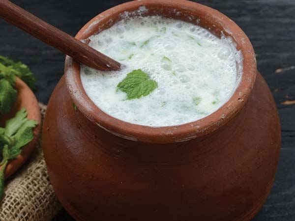 Buttermilk. Sữa nước có tác dụng làm se và giảm sưng do trĩ. Uống 1 ly sữa với 1 nhúm muối mỗi ngày để chữa trĩ hiệu quả.