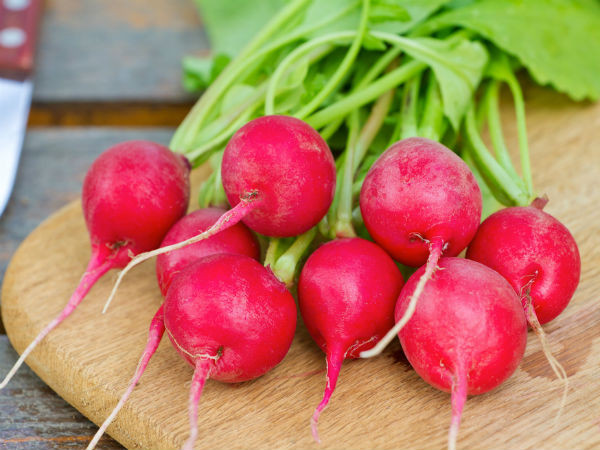 Củ cải đường. Nước ép củ cải đường đóng vai trò như một loại thuốc nhuận tràng tự nhiên, giúp loại bỏ các chất thải qua thận và ruột kết. Cách tốt nhất để chữa trĩ tại nhà là uống nước ép củ cải đường mỗi ngày tại nhà.