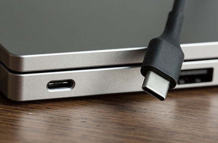 USB-C có thiết kế đối xứng và tốc độ truyền tải tương đương USB 3.0