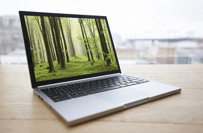 Chromebook Pixel (2015) có thiết kế giống như phiên bản 2013 với thân máy bằng nhôm, trông rất mạnh mẽ và sang trọng.