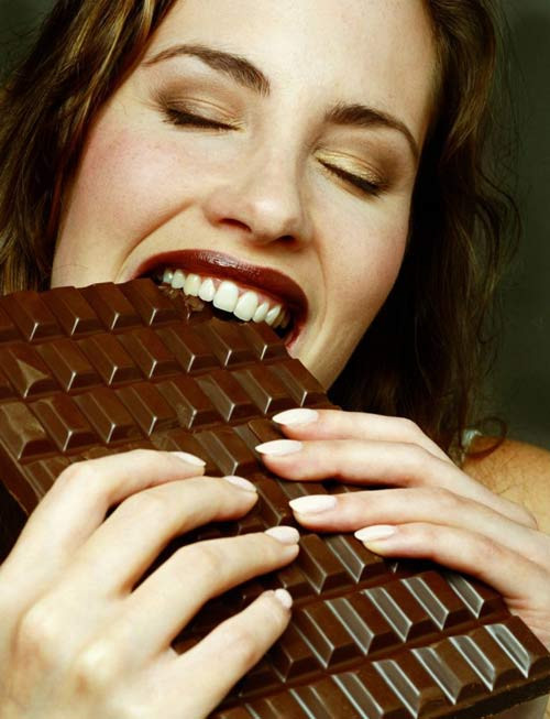 Chocolate đen cũng không phải là lựa chọn phù hợp để ăn trước khi ngủ. Trong chocolate đen có chứa caffein - một chất giữ cho cơ thể luôn tỉnh táo, do đó sẽ khiến bạn khó chìm vào giấc ngủ hơn. (Nguồn Eva)