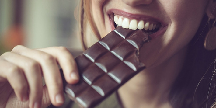 Mặt khác, trong chocolate đen còn có chứa các chất kích thích như theobromine - một chất gây tăng nhịp tim hơn bình thường. Nó làm tinh thần bạn lo lắng, dẫn tơi khó ngủ. (Nguồn Pose)