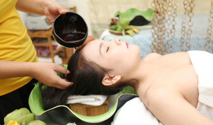 Bạn cũng có thể chữa rụng tóc bằng nước thân chuối bằng cách dùng nước nhựa trong của thân cây chuối hột để bôi vào vùng da đầu. Kiên trì bôi mỗi ngày khoảng 30ml, tình trạng rụng tóc sẽ được cải thiện, tóc sẽ nhanh mọc lại. Ảnh: Sheis.