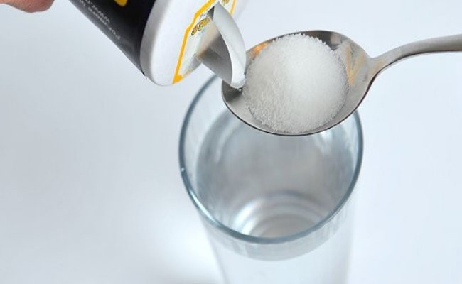 Nước muối. Loại nước mặn này là cách tốt nhất để làm sạch cơ thể khỏi chất độc có thể gây tổn hại đến nội tạng. Nước muối được uống vào buổi sáng sẽ giúp tái tạo các tế bào gan bị tổn thương do nhiều nguyên nhân khác nhau như xơ gan. Nó là một cách điều trị tốt cho bệnh gan. Ảnh: Zingnews.