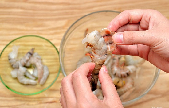 Ở con tôm, các bộ phận gồm càng, chân và phần thịt mới là những bộ phận chứa nhiều canxi nhất. (Nguồn Congthucmonngon)