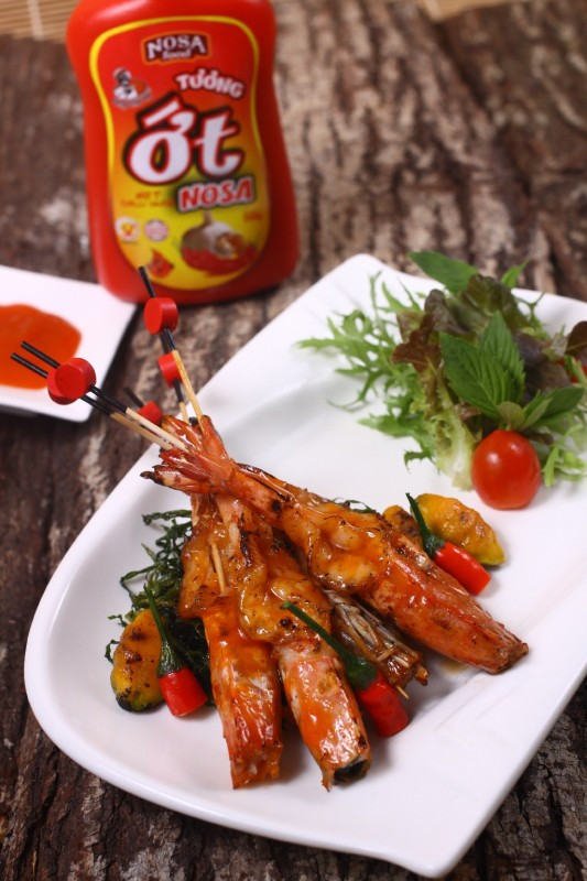 Nhiều người có thói quen ăn cay nên khi ăn tôm, họ thường ăn cùng với ớt để làm tăng vị ngon cho món ăn. Mặc dù vậy, việc làm này là không nên vì nó vừa làm giảm giá trị dinh dưỡng của tôm, vừa có thể gây ngộ độc. (Nguồn Bepgiadinh)
