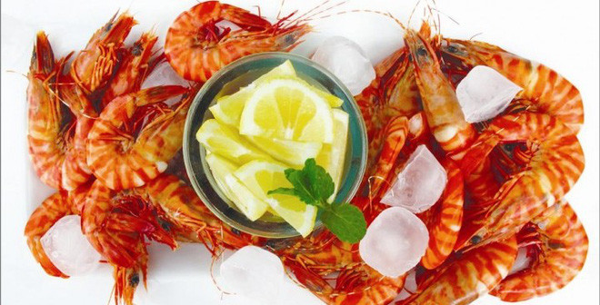 Sai lầm nguy hiểm hơn cả khi ăn tôm đó là ăn tôm cùng rau, củ, quả giàu vitamin C. Ăn tôm kiểu này thậm chí còn có thể gây ngộ độc, dẫn đến tử vong. (Nguồn Sohanews)