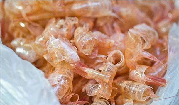 Tương tự, nhiều người cũng ăn tôm cả vỏ vì nghĩ nó chứa nhiều canxi, tốt cho xương khớp. Thực tế thì vỏ tôm không chứa nhiều canxi, lại cứng nên cơ thể không tiêu hóa được mà sẽ đào thải ra ngoài. (Nguồn Kenh14cdn)