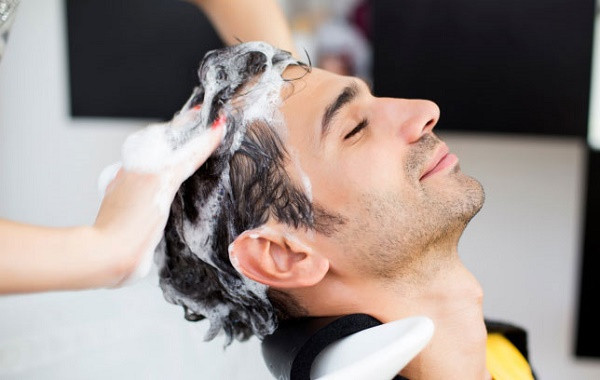 Không những vậy, việc gãi đầu quá mạnh còn kích thích tuyến bã nhờn hoạt động, làm cho tóc càng nhanh bẩn, bết và nhờn dính hơn. (Nguồn Megumi)