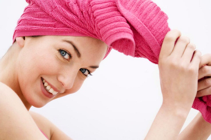 Sử dụng khăn bông hoặc khăn với chất liệu cotton mềm, thấm nước rồi lau nhẹ nhàng là cách đơn giản để tóc khỏi bị tổn thương và gãy rụng. (Nguồn Tin8)