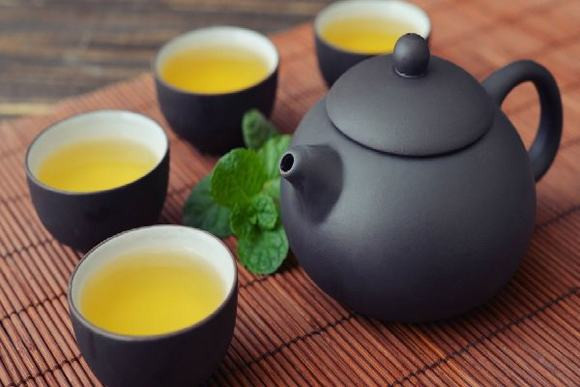 Tuyệt đối không uống trà sau khi ăn hải sản bởi vì trong hải sản chứa canxi, trong trà chứa acid tannic. Canxi khi kết hợp với acid tannic sẽ tạo thành canxi không hòa tan, không tốt cho hệ tiêu hóa. (Nguồn Ngoisao)