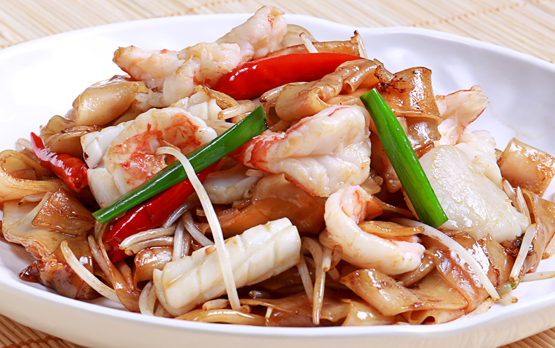 Các loại hải sản khi được đông lạnh thì chỉ nên chiên, xào chứ không nên luộc, hấp. Hải sản đông lạnh bị mất đi các chất dinh dưỡng có lợi, lại chứa nhiều vi khuẩn nên phải chế biến ở nhiệt độ cao mới xử lý hết được vi khuẩn. (Nguồn Nhahangkinhthanh)