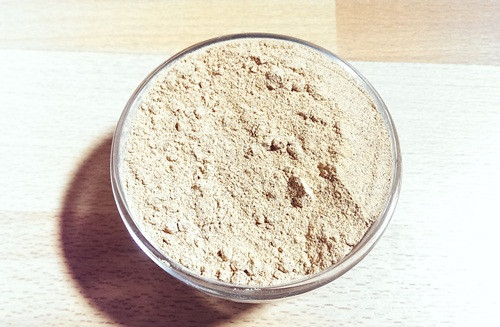 Điều trị các bệnh đường ruột. Dùng gạo nếp 500g ngâm nước một đêm, để ráo rồi sao vàng thơm. Hoài sơn 50g cũng sao vàng. Tán hai nguyên liệu thành bột mịn, mỗi sáng dùng 20 - 30g và khuấy đều với nước sôi, thêm chút đường đỏ và hạt tiêu ăn như một món ăn sáng. Ảnh: Bibomart.
