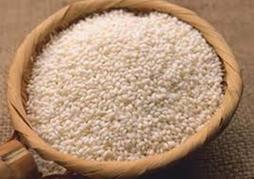 Từ xưa, đồ nếp được coi là một thực phẩm giàu dinh dưỡng đối với sức khỏe. Nó được dùng nấu cháo cho người ốm ăn nhanh hồi phục, phụ nữ mới sinh ăn nếp để tăng tiết sữa. Tuy nhiên, gạo nếp vẫn mang tiếng xấu và thiếu cơ sở khoa học như ăn nếp đầy bụng, ăn nếp dễ mưng mủ vết thương… Ảnh: Vietq.