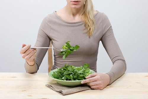 Thèm ăn rau diếp đến mức phát nghiện thì có thể đó là dấu hiệu bạn đã mắc ung thư vú. Lý do vì trong rau diếp có rất nhiều sulforaphane mà ở người bị ung thư vú, nhu cầu đòi hỏi thực phẩm có sulforaphane càng cao. (Nguồn Suckhoedoisong)
