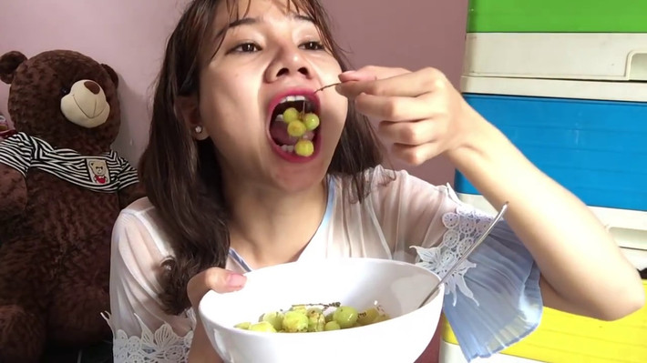 Thèm ăn chua là biểu hiện thường thấy của người phụ nữ khi đang trong giai đoạn thai kỳ. Nhưng nếu bạn không mang bầu mà vẫn rất thèm những thứ có vị chua thì chứng tỏ hệ miễn dịch của bạn đang bị suy yếu. (Nguồn Ytimg)