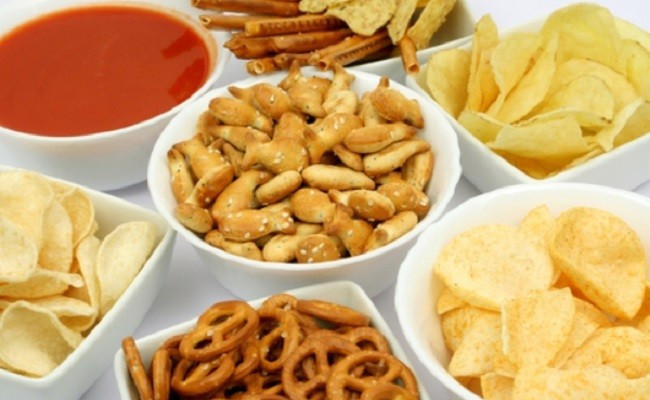 Nếu cơ thể có cơn thèm ăn những món có vị mặn như khoai tây chiên hay bim bim thì có khả năng cơ thể bạn đang thiếu hụt khoáng chất khá nghiêm trọng. (Nguồn Petrotimes)