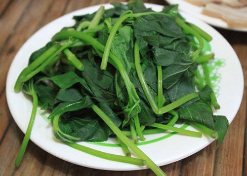 Rau lang còn giúp giảm cơn nghén cho phụ nữ mang thai. Với những bà mẹ đang cho con bú, rau lang còn có tác dụng lợi sữa, mát sữa. (Nguồn Dayhoichuongbung)