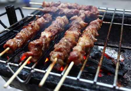 Nướng thịt bằng than. Trào lưu ăn thịt nướng than hoa đang lan tràn trong giới trẻ, nhưng họ không biết chúng tiềm ẩn nguy cơ gây ung thư. Lượng mỡ từ thịt khi chảy xuống than khiến khói bay lên bám vào đồ ăn. Ảnh: iHay.