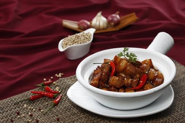 Nấu thịt chín quá mức. Nhiều người thích ăn thịt mềm và ninh cho đến khi nó thật mềm mới tắt bếp. Thế nhưng, nếu ở nhiệt độ 200-300 độ C, các loại vitamin và dưỡng chất trong thịt sẽ xảy ra phản ứng hóa học hình thành axit amino aromatic có khả năng ung thư. Ảnh: Yeutre.