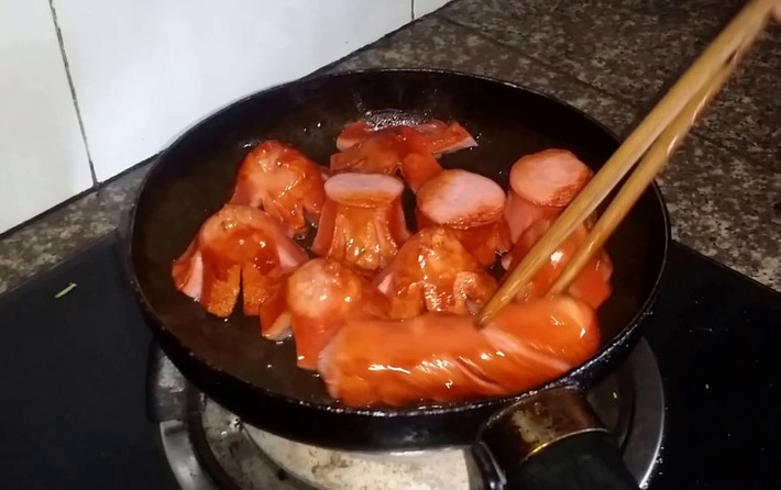 Nếu muốn chiên rán loại này, hãy luộc chín để chất nitroso pyrrolidine thoát ra ngoài sau đó ướp cùng chút giấm để nó phân giải hết natri. Rồi sau đó mới tiến hành chiên rán. Ảnh: Youtube.