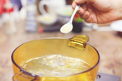 Với những món canh, nên nêm nước mắm nhưng khi gần tắt bếp. Với những món kho thịt cá ướp với đường, muối. Đến khi món kho mềm thì mới thêm nước mắm sau cùng và tắt bếp. Ảnh: Meovatcuocsong.